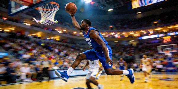 NBA篮球比赛精彩瞬间，球员突破上篮